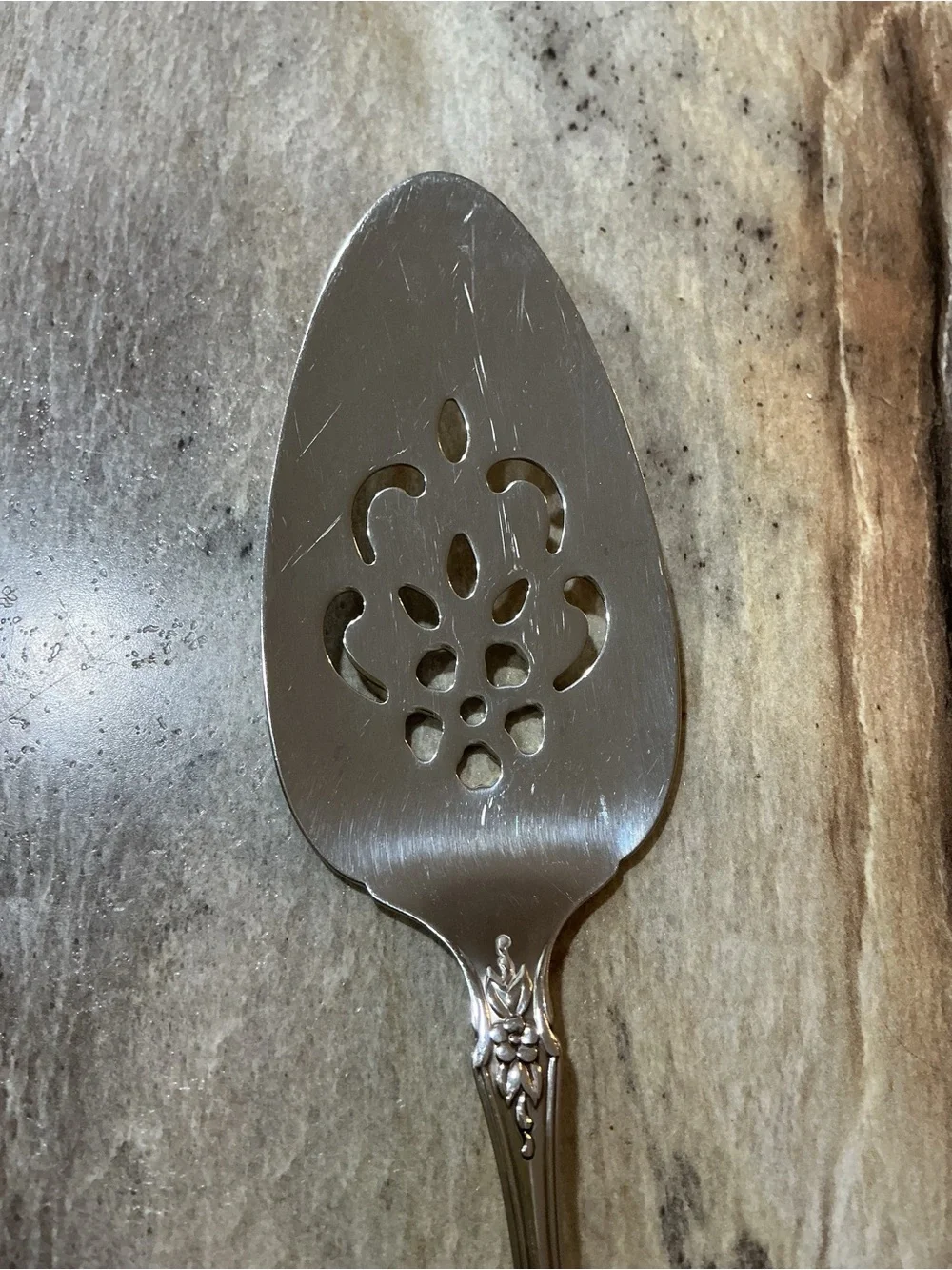 Vintage Oneida Distinction Deluxe Raphael Pierced Stainless Pie Server